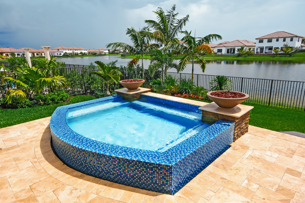 Diseño de piscinas y jacuzzis elevados minimalistas pequeños a medida en patio trasero con adoquines de piedra natural