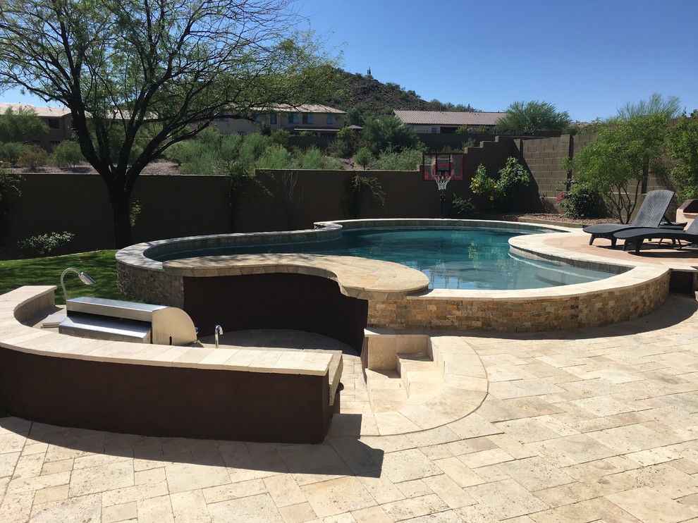 Mittelgroßer Klassischer Schwimmteich hinter dem Haus in individueller Form mit Natursteinplatten in Phoenix