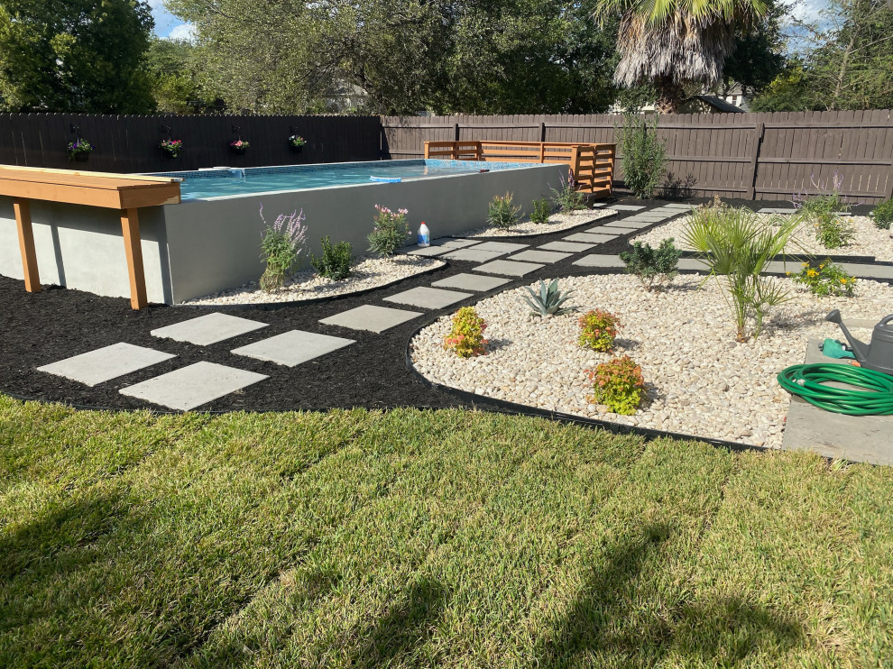 Idee per una piscina monocorsia contemporanea rettangolare di medie dimensioni e dietro casa con paesaggistica bordo piscina e pavimentazioni in cemento