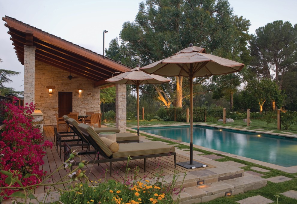 Cette image montre une piscine traditionnelle avec une terrasse en bois.