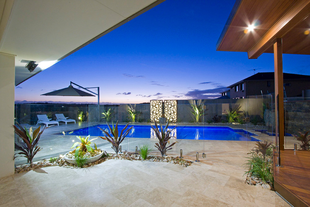 Großer, Gefliester Moderner Pool hinter dem Haus in rechteckiger Form mit Wasserspiel in Brisbane