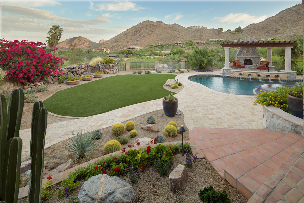 Ejemplo de casa de la piscina y piscina natural mediterránea grande a medida en patio trasero con adoquines de piedra natural