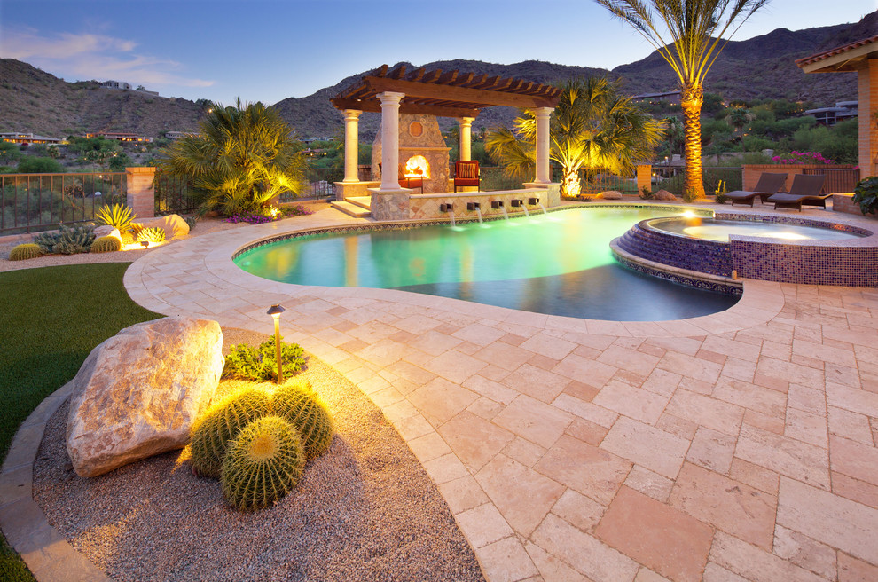 Пример оригинального дизайна: большой естественный бассейн произвольной формы на заднем дворе в средиземноморском стиле с домиком у бассейна и покрытием из каменной брусчатки