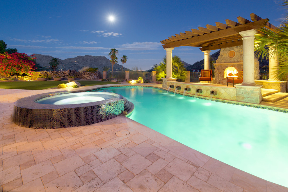Foto de casa de la piscina y piscina natural mediterránea grande a medida en patio trasero con adoquines de piedra natural