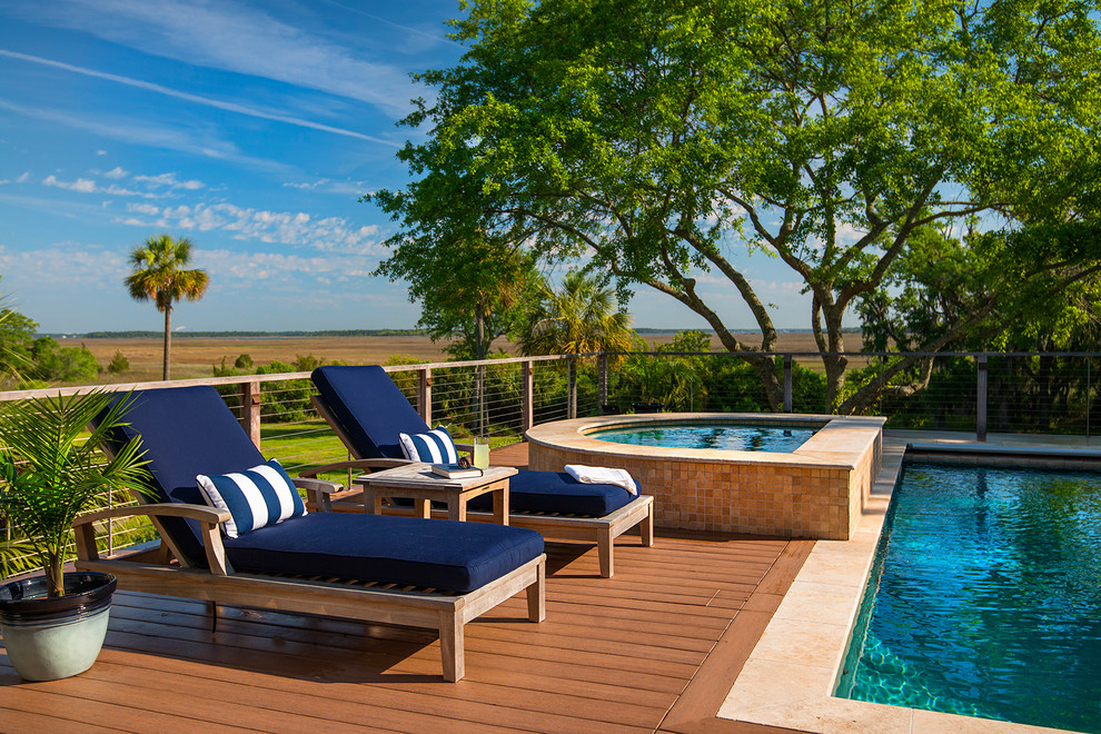 Diseño de piscina alargada costera de tamaño medio rectangular en patio trasero con entablado