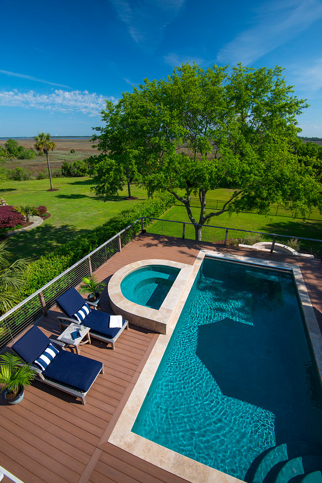 Immagine di una piscina minimal rettangolare di medie dimensioni e dietro casa con pedane