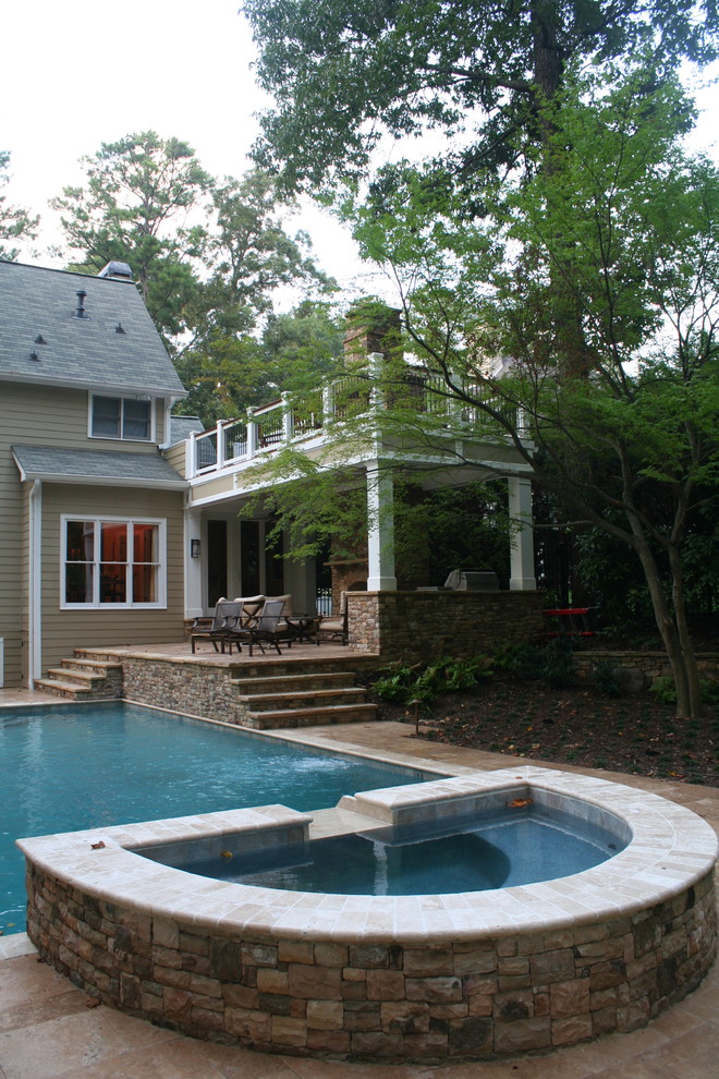 Стильный дизайн: большой прямоугольный бассейн на заднем дворе в современном стиле с джакузи и покрытием из каменной брусчатки - последний тренд