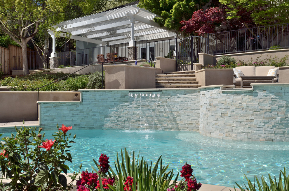 Идея дизайна: естественный бассейн произвольной формы, среднего размера на заднем дворе в классическом стиле с фонтаном и покрытием из каменной брусчатки