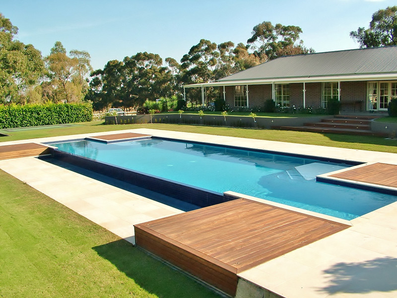 Diseño de piscina moderna en patio
