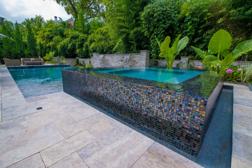 Diseño de piscina exótica extra grande en patio trasero