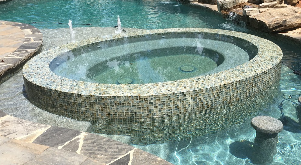 Modelo de piscina tropical extra grande en patio trasero