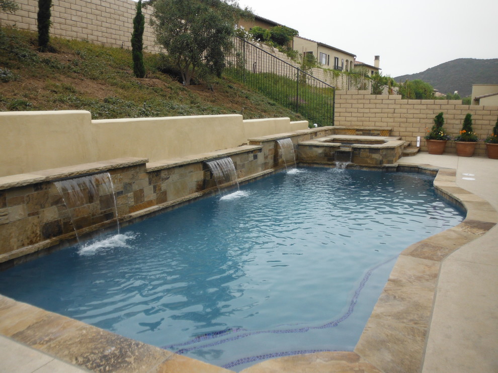 Cette photo montre un couloir de nage arrière méditerranéen de taille moyenne et rectangle avec un bain bouillonnant.