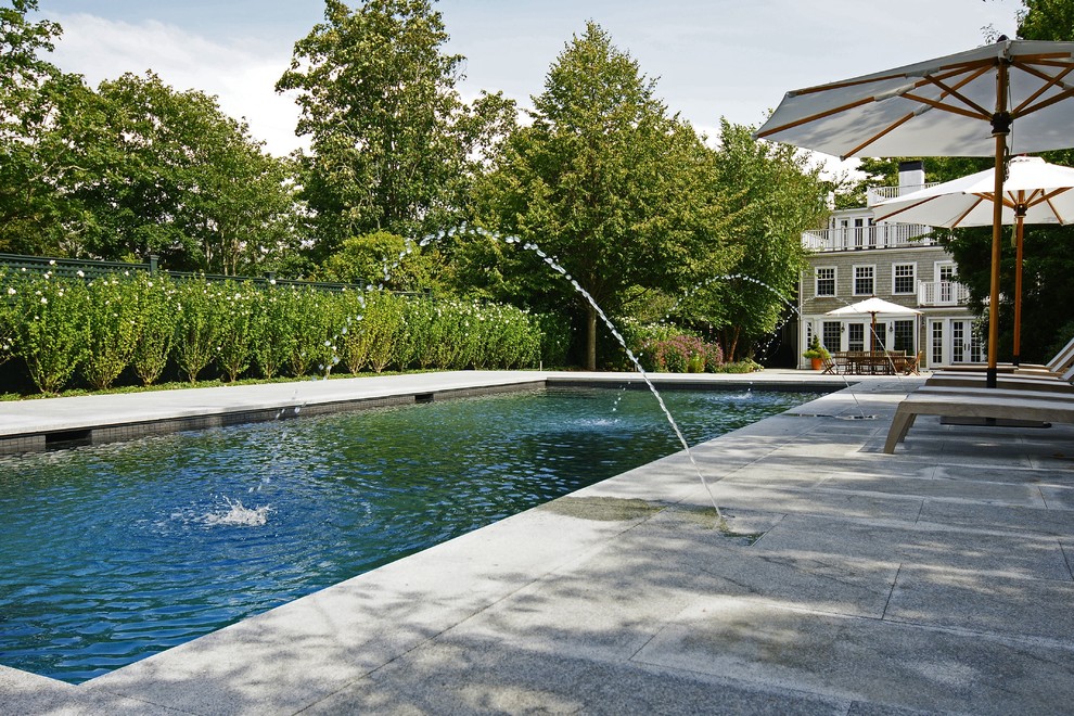 На фото: прямоугольный бассейн в классическом стиле с фонтаном с