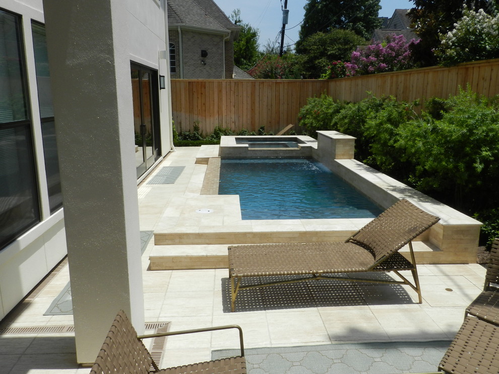 Стильный дизайн: маленький бассейн в современном стиле для на участке и в саду - последний тренд