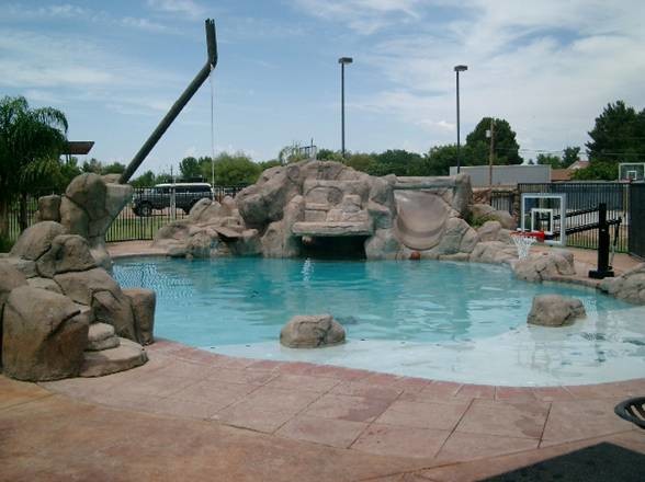 Imagen de piscina elevada tropical de tamaño medio rectangular en patio trasero