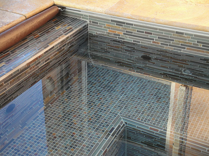 Diseño de piscina natural moderna extra grande rectangular en patio trasero con adoquines de piedra natural