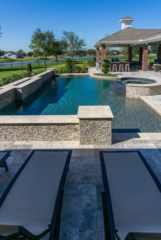 Ispirazione per una grande piscina minimalista personalizzata dietro casa con fontane e piastrelle