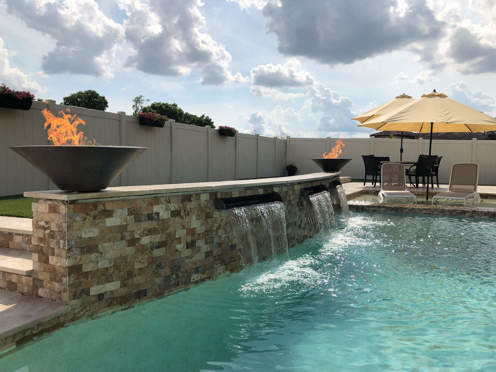 Mittelgroßer Pool hinter dem Haus in Nierenform mit Natursteinplatten in Orlando