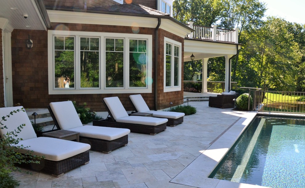 Kleiner Moderner Pool hinter dem Haus in rechteckiger Form mit Natursteinplatten in New York