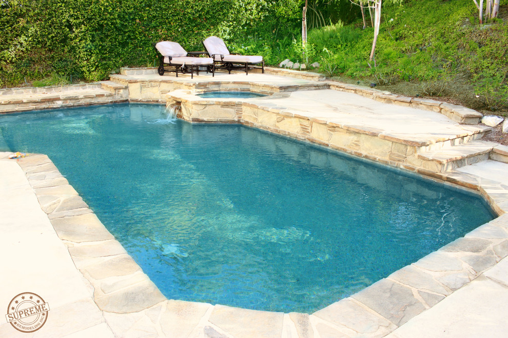 Idée de décoration pour une piscine naturelle et arrière minimaliste de taille moyenne et sur mesure avec un bain bouillonnant et des pavés en pierre naturelle.