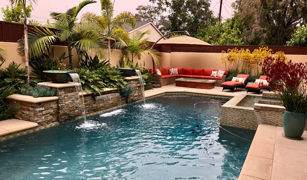 Cette image montre une piscine naturelle et arrière design de taille moyenne et sur mesure avec un point d'eau et une dalle de béton.