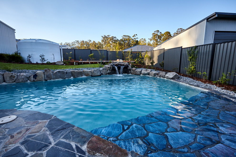Пример оригинального дизайна: бассейн произвольной формы на заднем дворе в морском стиле