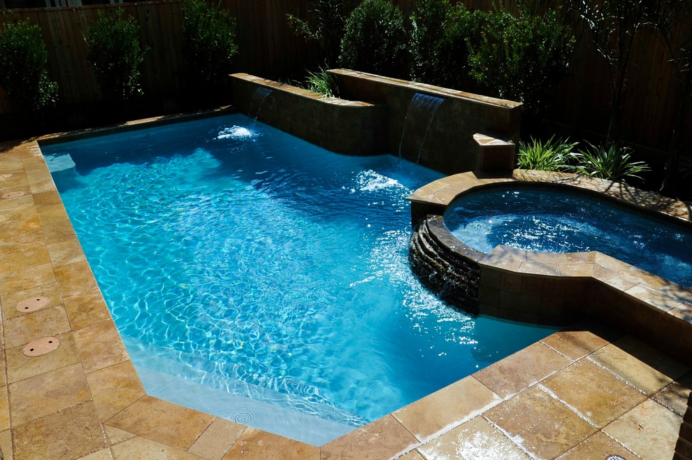 Ejemplo de piscinas y jacuzzis contemporáneos grandes a medida en patio trasero con suelo de hormigón estampado