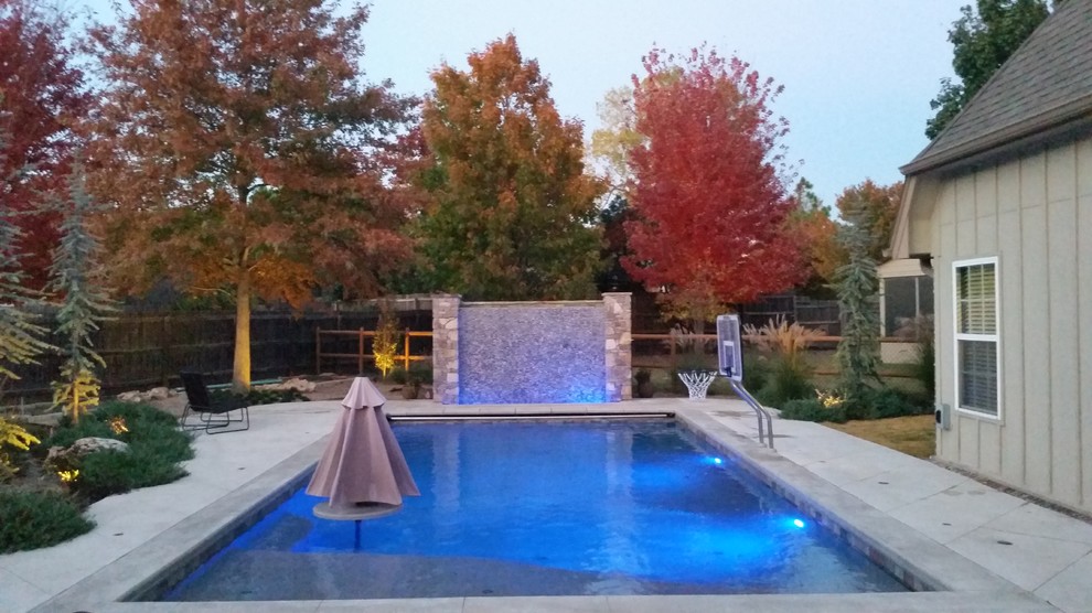 Идея дизайна: естественный, прямоугольный бассейн среднего размера на заднем дворе в классическом стиле с фонтаном и настилом