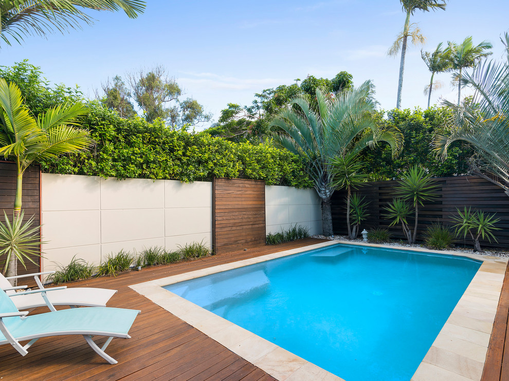 Источник вдохновения для домашнего уюта: прямоугольный бассейн на заднем дворе в морском стиле с настилом и забором