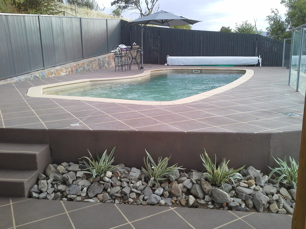 Swimming Pool Surround Spray On Decorative Concrete Contemporary Pool Canberra Queanbeyan By Down Right Concreting Act Pty Ltd Houzz Au