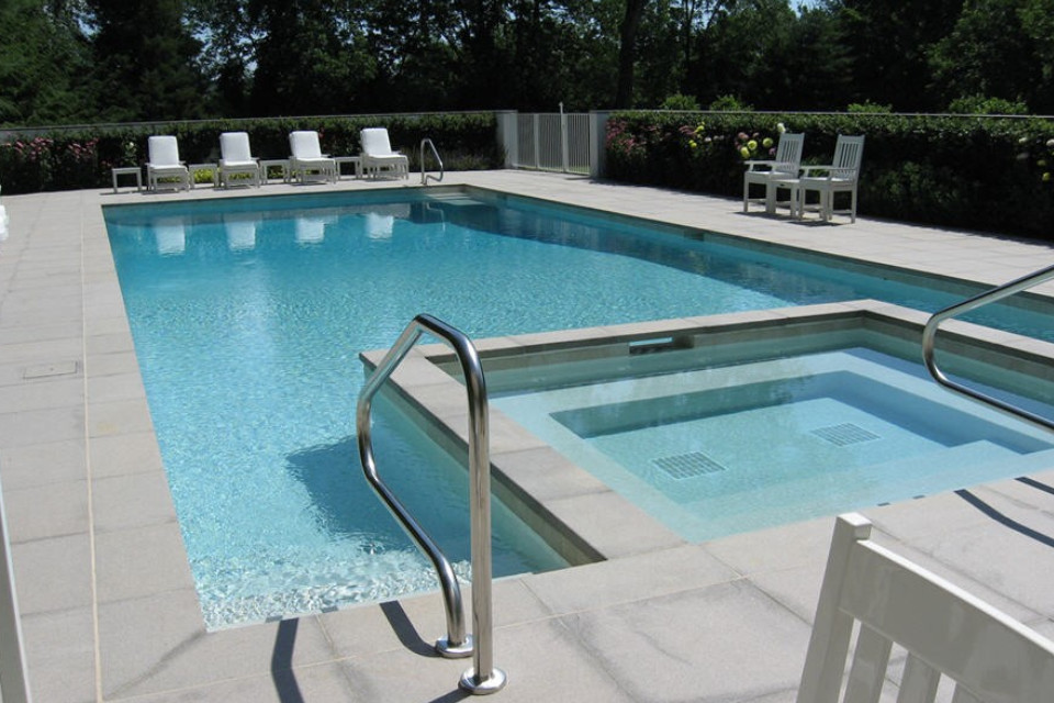 Пример оригинального дизайна: прямоугольный, спортивный бассейн среднего размера на заднем дворе в современном стиле с покрытием из бетонных плит и джакузи