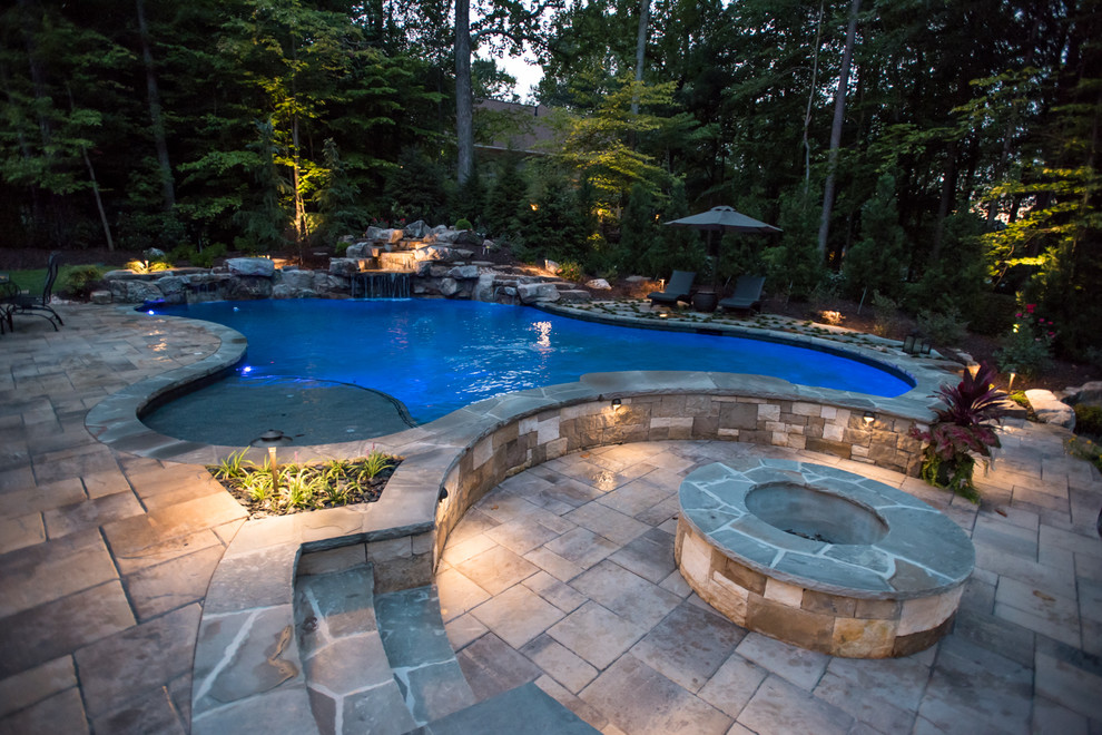 Foto di un'ampia piscina naturale tropicale dietro casa