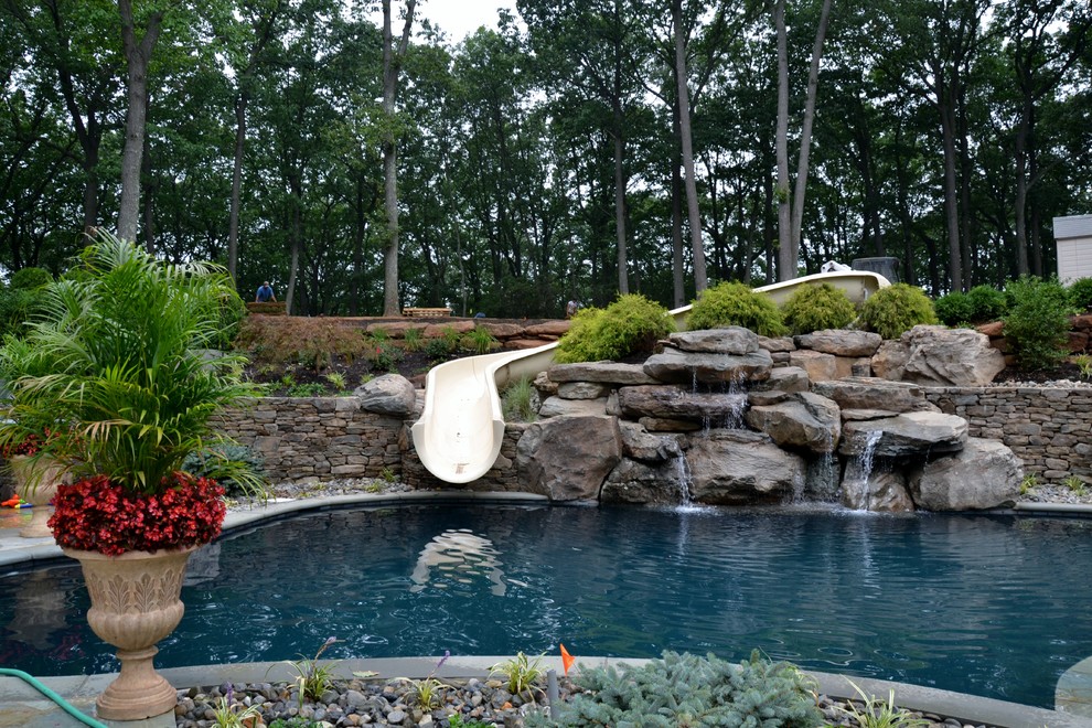 Стильный дизайн: бассейн в классическом стиле с водной горкой - последний тренд