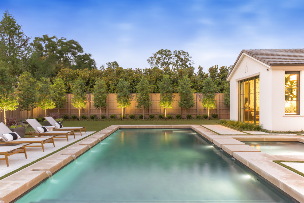 Großer Mediterraner Schwimmteich hinter dem Haus in rechteckiger Form mit Wasserspiel in Dallas