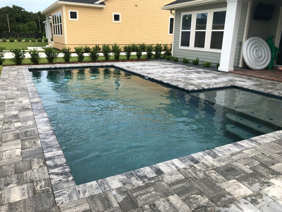 Mittelgroßer Moderner Pool hinter dem Haus in rechteckiger Form mit Betonboden in Orlando