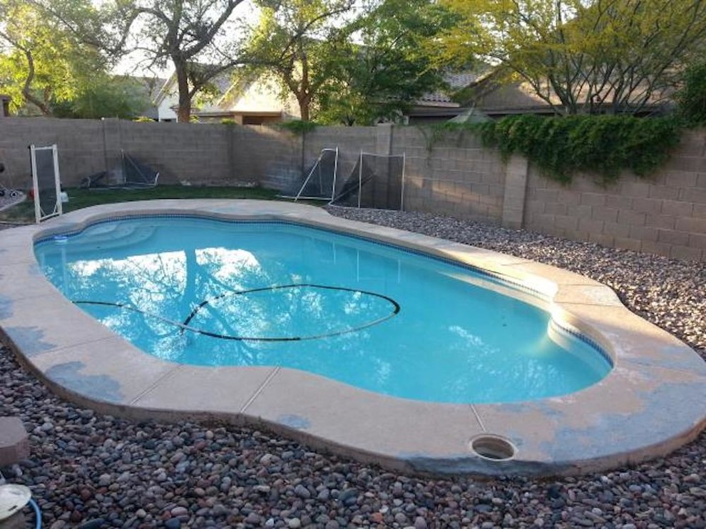 Foto di una piscina monocorsia chic personalizzata dietro casa e di medie dimensioni con cemento stampato