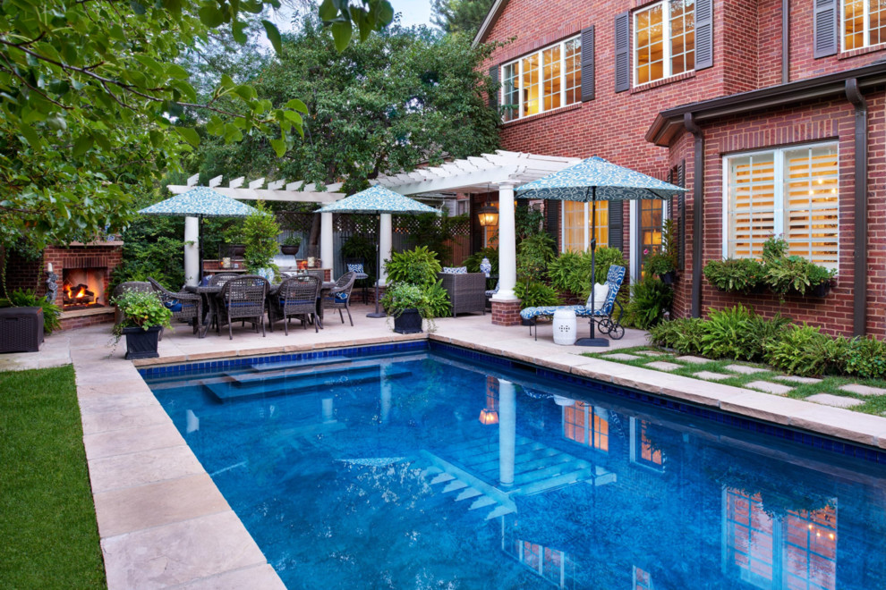 Свежая идея для дизайна: естественный, прямоугольный бассейн среднего размера на заднем дворе в классическом стиле с покрытием из плитки - отличное фото интерьера
