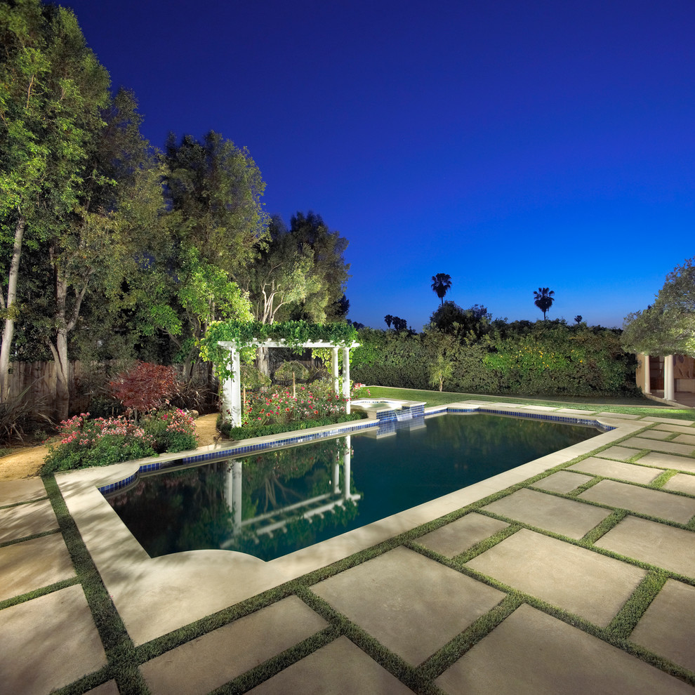 Hot tub - mid-sized traditional backyard concrete paver and rectangular lap hot tub idea in Los Angeles