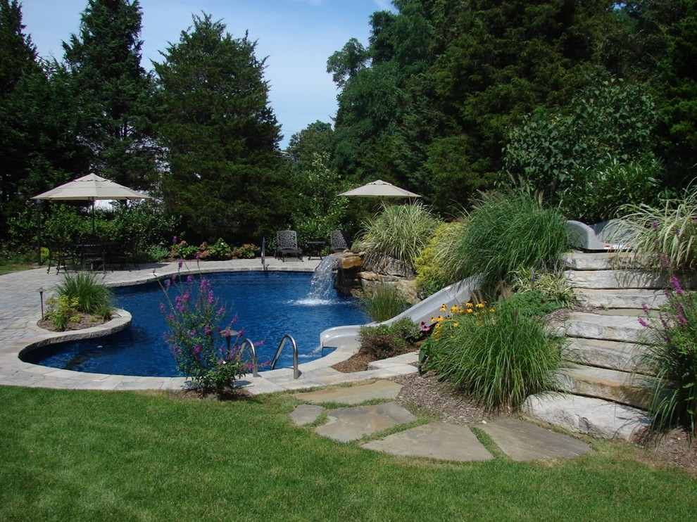 Foto de piscinas y jacuzzis naturales clásicos a medida en patio trasero con adoquines de piedra natural