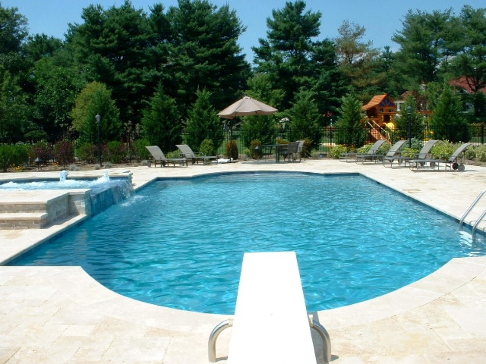 Imagen de piscinas y jacuzzis naturales extra grandes a medida en patio trasero con adoquines de piedra natural