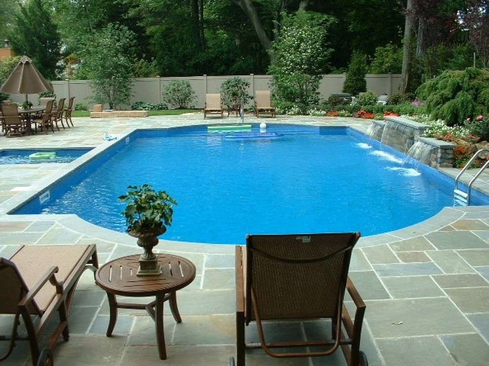 Свежая идея для дизайна: естественный бассейн произвольной формы на заднем дворе в классическом стиле с джакузи и покрытием из каменной брусчатки - отличное фото интерьера