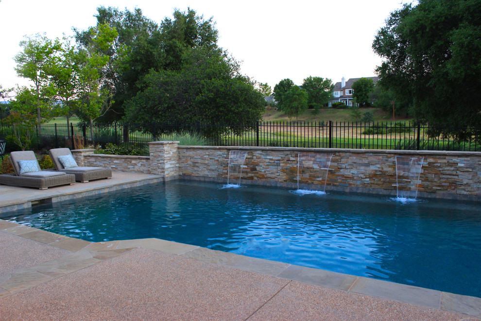 Diseño de piscina con fuente contemporánea de tamaño medio a medida en patio trasero con losas de hormigón