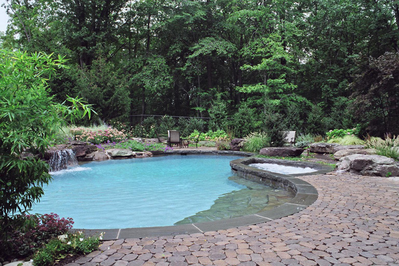 Mittelgroßer Klassischer Pool hinter dem Haus in individueller Form mit Natursteinplatten in New York