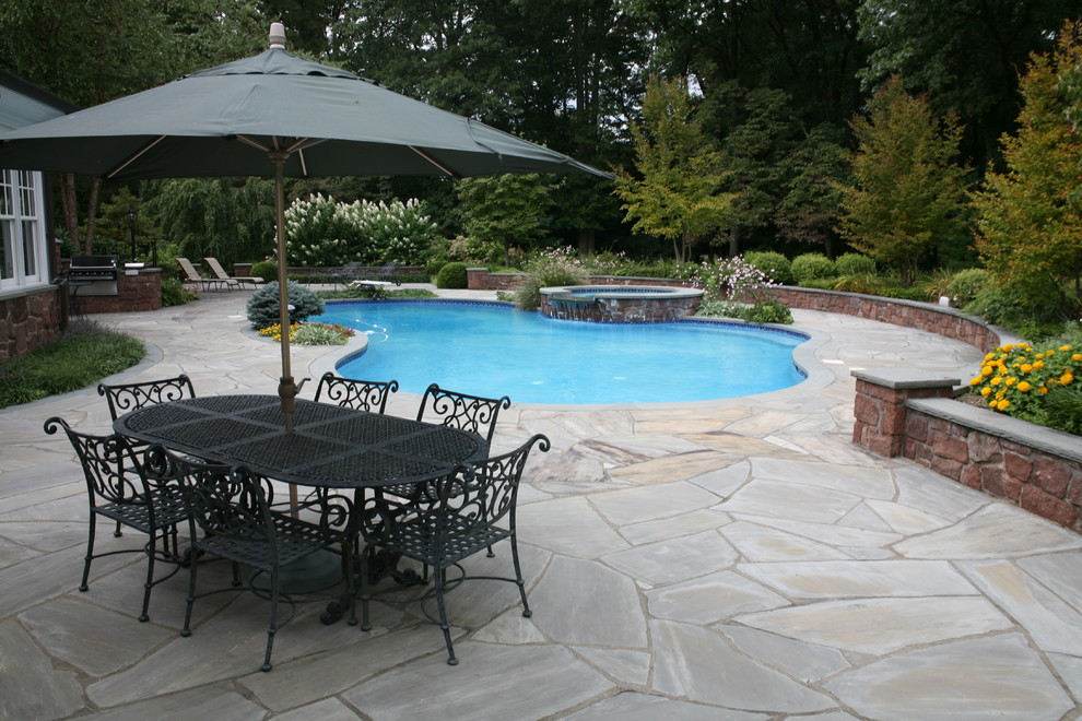 Идея дизайна: естественный бассейн среднего размера, произвольной формы на заднем дворе в классическом стиле с джакузи и покрытием из каменной брусчатки