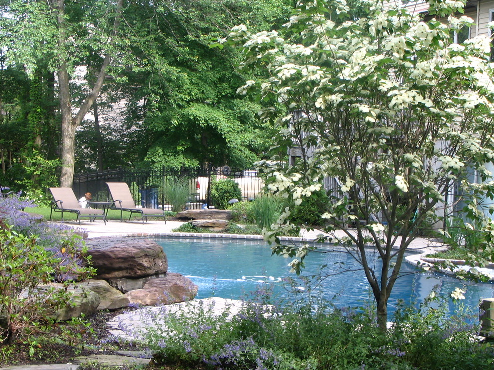 Esempio di una piscina naturale chic a "C" dietro casa e di medie dimensioni con una vasca idromassaggio
