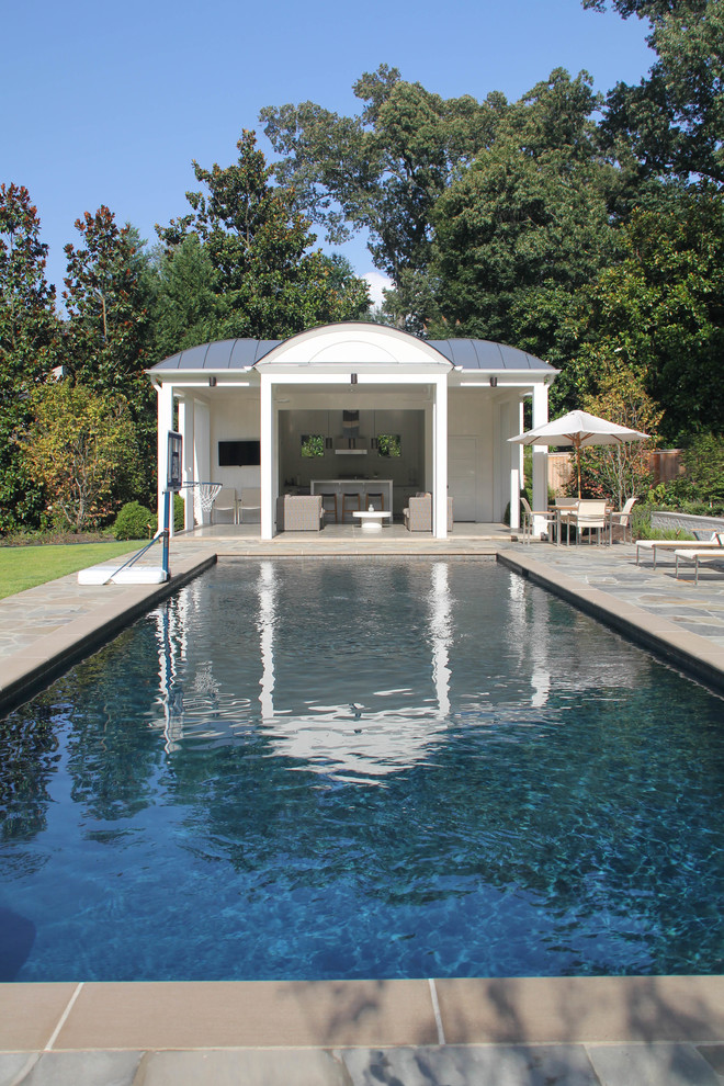 Источник вдохновения для домашнего уюта: большой спортивный, прямоугольный бассейн на заднем дворе в современном стиле с домиком у бассейна и покрытием из плитки