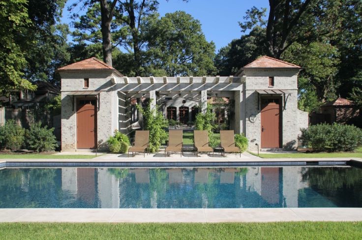 Свежая идея для дизайна: большой спортивный, прямоугольный бассейн на заднем дворе в классическом стиле с домиком у бассейна и покрытием из бетонных плит - отличное фото интерьера