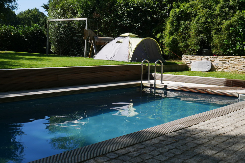 Exemple d'une petite piscine latérale tendance rectangle.
