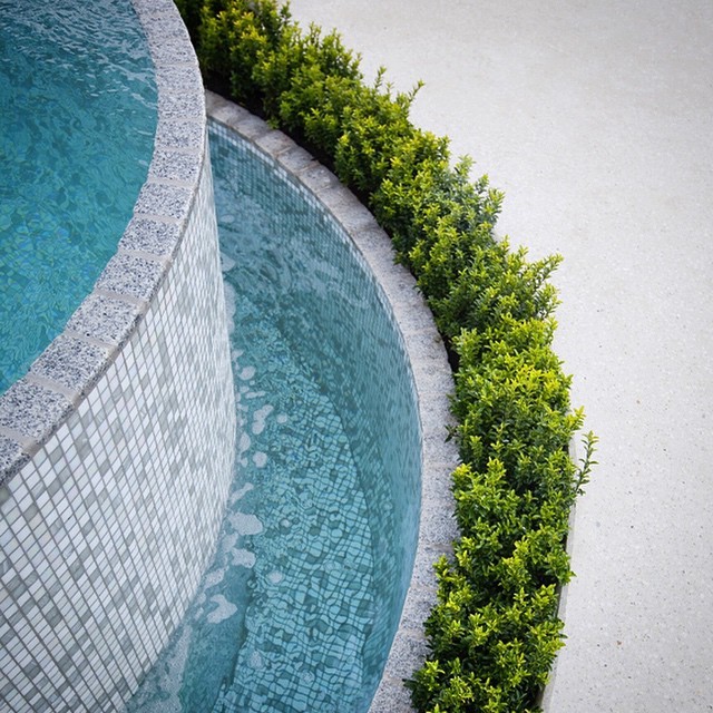 На фото: маленький наземный, круглый бассейн в современном стиле для на участке и в саду с