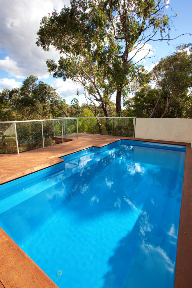 Ispirazione per una piscina fuori terra stile rurale rettangolare di medie dimensioni e nel cortile laterale con pedane